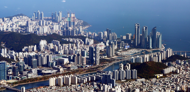 해운대와 기장, 동래, 금정이 있는 동부산권의 아파트 매수심리가 역대 최고를 기록했다. 이 지역에 아파트를 구하려는 수요가 여전히 높은 것을 증명하고 있다. 사진은 부산 해운대구 마린시티와 센텀시티의 초고층 빌딩.부산일보DB