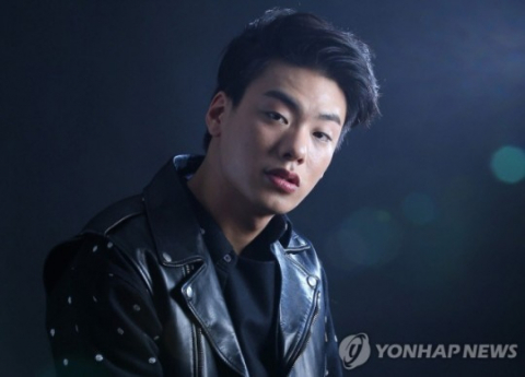 래퍼 아이언이 25일 오전 10시 25분께 서울 중구에 있는 한 아파트 화단에서 숨진 채 발견됐다. 경찰은 그의 사망 원인을 조사 중이다. 아이언은 자신에게 음악을 배우던 미성년자 A 씨를 폭행한 혐의로 불구속 기소상태로 경찰 수사를 받던 중이었다. 연합뉴스