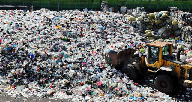 사진은 코로나19로 급속히 늘어가는 플라스틱 쓰레기가 산더미처럼 쌓여 있는 부산 강서구 부산시자원재활용센타 모습. 부산일보DB