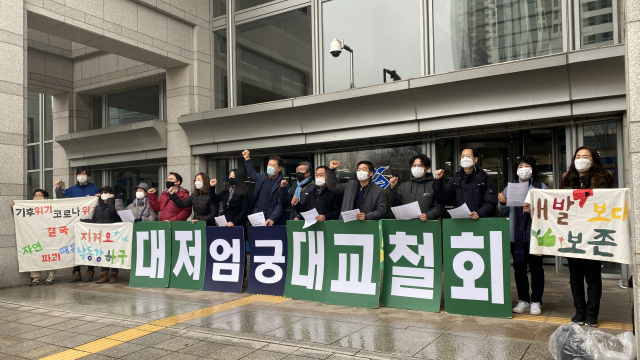 낙동강하구지키기전국시민행동은 26일 오전 부산시청 앞에서 부산시의 조류 분포 조사 방해를 규탄하는 기자회견을 열었다.