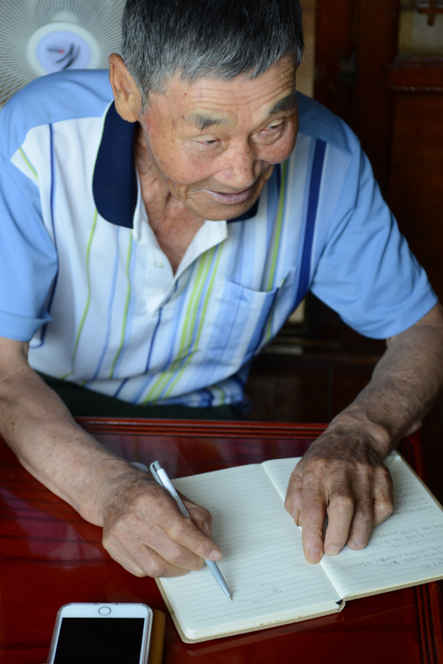 가덕도 특유의 숭어 잡는 방식에 대해 설명하는 김관일 어로장. 국립해양박물관 제공