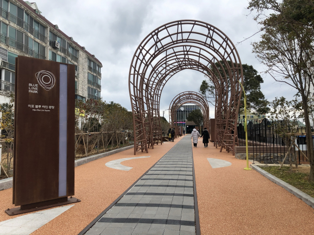 해운대 블루라인 파크 미포 입구에서 광장을 지나면 끝에 미포정거장 건물이 보인다.