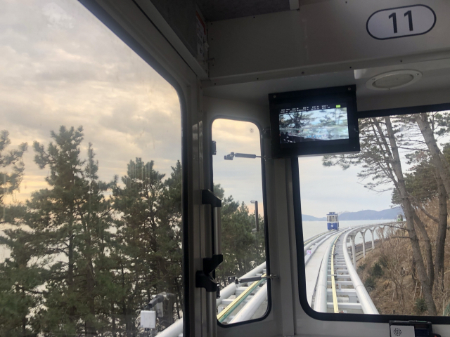 청사포정거장을 출발해 미포정거장 방향으로 공중철로를 달리는 스카이캡슐. 맞은편으로 다가오는 다른 캡슐이 보인다.