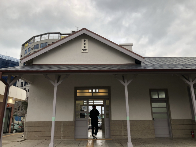 등록문화재로 지정된 옛 송정역 역사는 송정정거장의 해변열차 매표소로 활용된다.