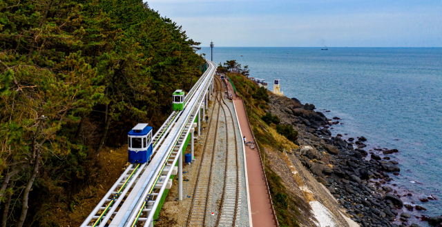 스카이캡슐은 지상 7~10m 양방향 공중철로를 전기동력으로 자동운행한다. 해운대블루라인 제공