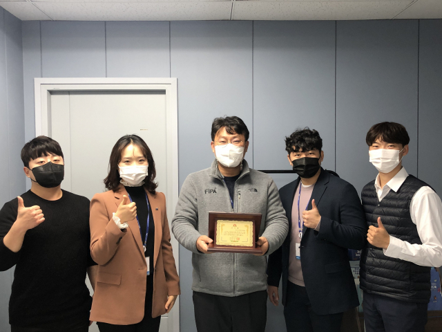 최규철 센터장(가운데)을 비롯한 경남어촌특화지원센터 직원들이 거제 해금강마을로부터 감사패를 전달받은 후 기념촬영을 하고 있다. 경남어촌특화지원센터 제공