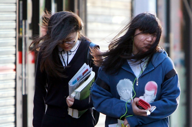 부산 동구 수정동에서 여고생들이 강한 바람에 몸을 웅크린 채 등굣길을 재촉하고 있다. 부산일보DB