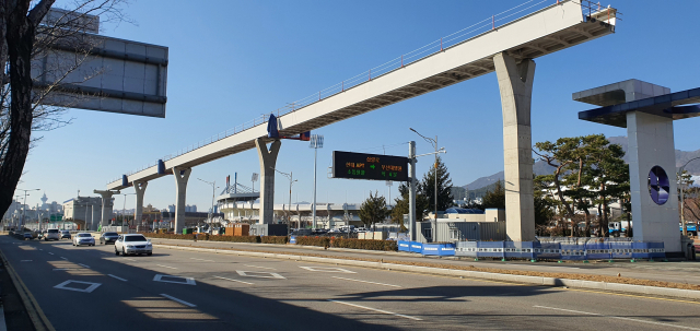 양산시가 최근 부산 노포동~북정동 연결하는 양산선 공사를 하면서 가칭 종합운동장역 인근에 지상에 교각을 세운 뒤 콘크리트 궤도를 설치하는 고가철도 방식으로 시공하고 있다. <p>김태권 기자 ktg660@busan.com</p><div class='wcms_ad'style= 'text-align: center;'></div>