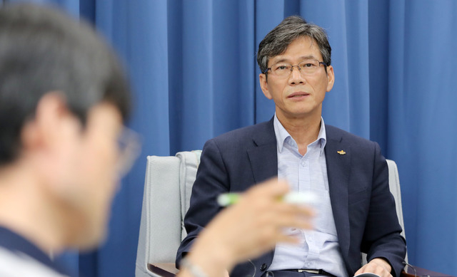 2019년 부산시청 기자실에서 브리핑을 하고 있는 이병진 국가정보관리원 광주센터장. 부산일보DB