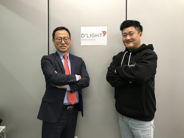 스타트업을 주요 대상으로 법률 서비스를 제공하는 스타트업 전문 법무법인 디라이트가 최근 부산에 분사무소를 내고 운영에 들어갔다. 디라이트 조원희(왼쪽) 대표변호사와 부산 분사무소에 상주하는 지현진 변호사.
