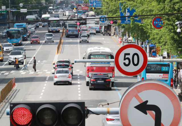 부산시가 지난해 5월부터 시작한 ‘안전 속도 5030’ 정책에 맞춰 부산 동구 범일동 부산진시장 앞 범일로에 설치된 최고 속도 50㎞ 제한 교통 표지판. 부산일보 DB