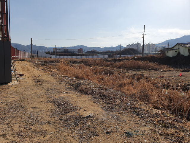 김해지역 최대 규모의 지역주택조합으로 장기간 사업이 지연돼 온 ‘율사 이엘’ 공동주택사업 다음달 착공을 위한 준비작업이 진행되고 있다. 사진은 아파트 오피스텔 등 4000여 가구와 스트리트형 상가가 추진될 '율하 이엘' 사업부지. 정태백기자