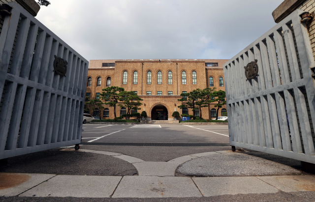 서울대 정문(위)과 의과대학 전경. 부산일보DB