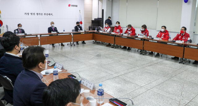 국민의힘 김종인 비상대책위원장이 1일 오전 부산 수영구 국민의힘 부산시당에서 열린 현장 비상대책위원회에서 부산시장 예비후보들의 발언을 듣고 있다. 정대현 기자 jhyun@