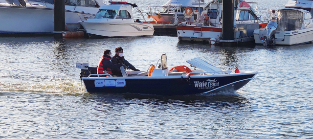 (주)케이워터크레프트가 지난달 29일 화명생태공원에서 수전해 시스템을 이용한 선박 ‘워터 보트’의 실증 실험을 진행하고 있다.