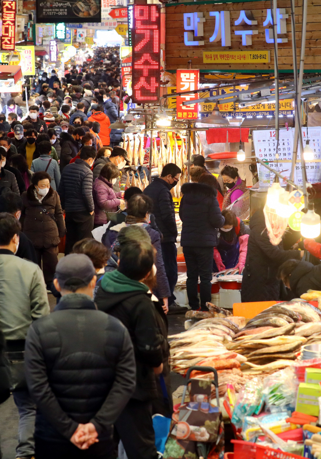 설을 10여 일 앞둔 지난달 31일 오후 부산 부산진구 부전시장이 설 제수 등을 구입하려는 시민들로 북적이고 있다. 정종회 기자 jjh@
