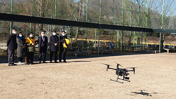 윤한필본부장(LX부산울산지역본부)과 강동우계장(금정구청)이 신천사업지구 현장에 방문하여 추운 날씨 속 드론 촬영을 진행하고 있는 직원들을 격려하고. 재조사사업에 대한 이야기를 나누고 있다.