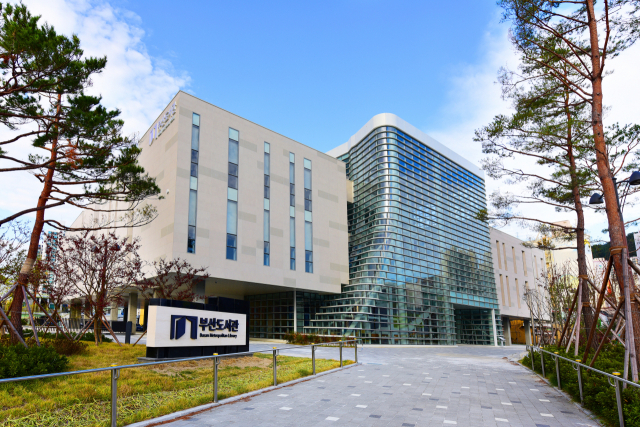 부산도서관은 서점, 독서동아리, 작은도서관을 주제로 부산도서관 모들락에서 6월 23일, 7월 6일, 7월 16일 세 차례에 걸쳐 ‘부산독서문화포럼’을 개최한다. 부산일보DB