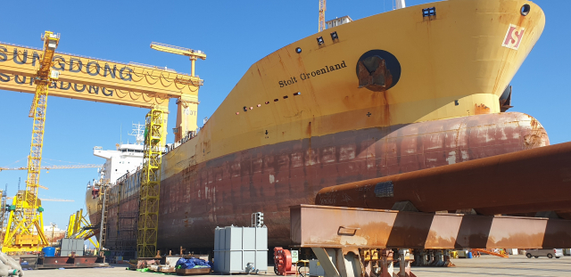 2019년 9월 울산 염포부두 정박 중 발생한 폭발 사고 이후 꼬박 1년 만인 지난해 9월 스톨트 그로인란드호가 통영 안정산단 내 HSG성동조선에 입항해 폐기물 처리 작업을 하고 있다. 김민진 기자