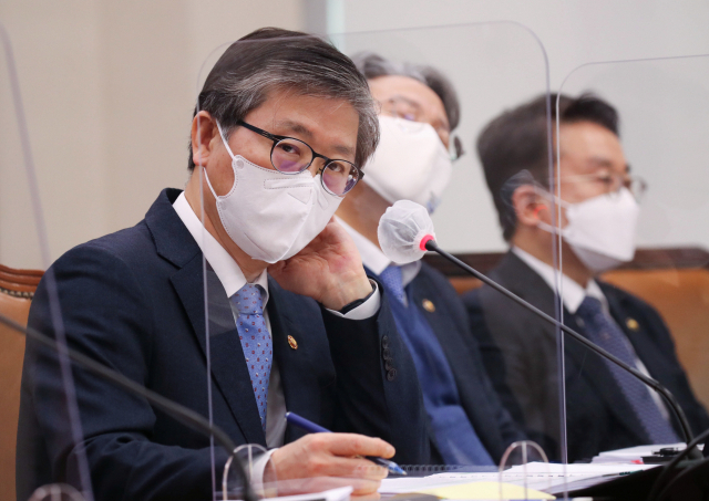 변창흠 국토교통부 장관이 지난 3일 국회 국토교통위원회 전체회의에 참석해 질의를 듣고 있다. 김종호 기자 kimjh@