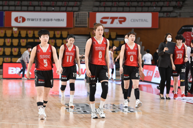 4일 부산 금정 스포원파트 BNK 세터에서 열린 여자 프로농구에서 신한은행을 상대한 부산 BNK 썸 선수들. WKBL 제공