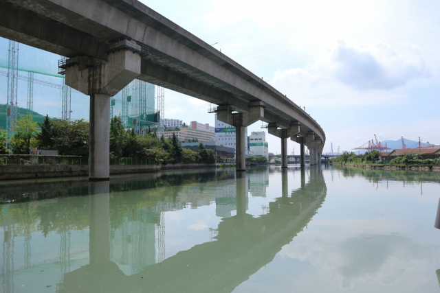 동천 하류 모습. 현재 동천에는 일제강점기 부산진 매축지 부분의 매축지 운하로 사용되었던 운하 호안의 석축 구조물이 남아 있다. 남윤순 제공