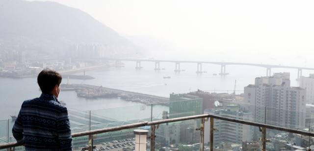 미세먼지 농도가 '나쁨'을 보인 7일 오전 부산 서구 천마산 전망대에서 바라본 부산항이 먼지로 뿌옇게 보인다. 강선배 기자 ksun@