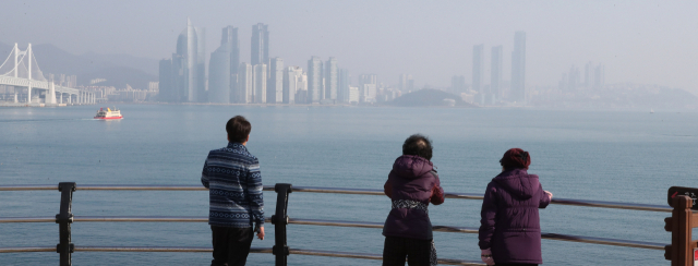미세먼지 농도가 '나쁨'을 보인 올 1월 7일 오전 부산 남구 동생말에서 바라본 해운대가 먼지로 뿌옇게 보인다. 강선배 기자 ksun@