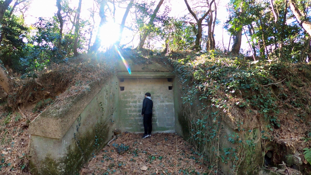 그동안 소문이 무성했지만 발견되지 않았던 부산 영도구 태종대 대형 땅굴. 일제강점기 말 ‘해안포 진지’ 관련 시설물로 추정되며, 이곳에 민간인이 집단 매장됐다는 의혹이 제기되고 있다. 정수원 PD blueskyda2@