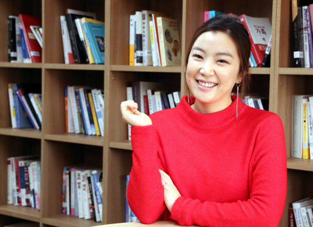 트로트 가수 장보윤 씨가 ‘트롯신이 떴다2-라스트 찬스’ 출연 당시 이야기를 하며 환하게 웃고 있다. 강원태 기자 wkang@