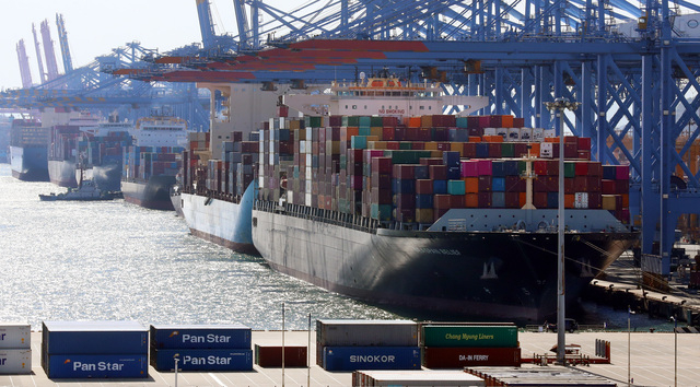 부산 신항에서 컨테이너선들이 환적을 하고 있는 모습. 부산일보DB