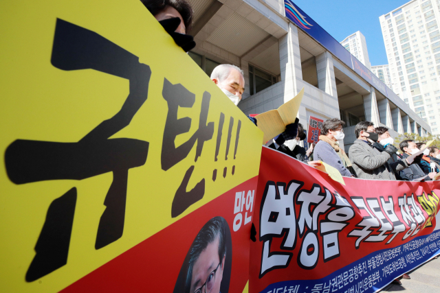 8일 오후 부산시청 앞 광장에서 동남권관문공항추진 부울경범시민운동본부 등 6개 부·울·경 시민단체가 가덕신공항 추진과 관련해 명확한 입장을 내놓지 않는 변창흠 국토교통부 장관을 규탄하는 기자회견을 갖고 있다. 김경현 기자 view@