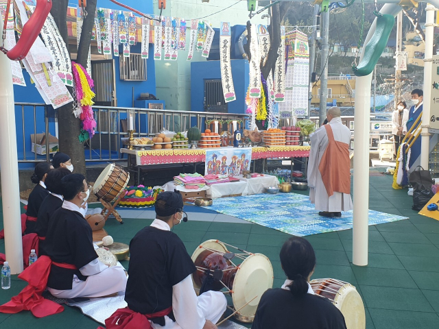 지난해 11월 부산 서구 아미동 놀이터에서 비석마을 위령제가 열렸다. 독자 제공