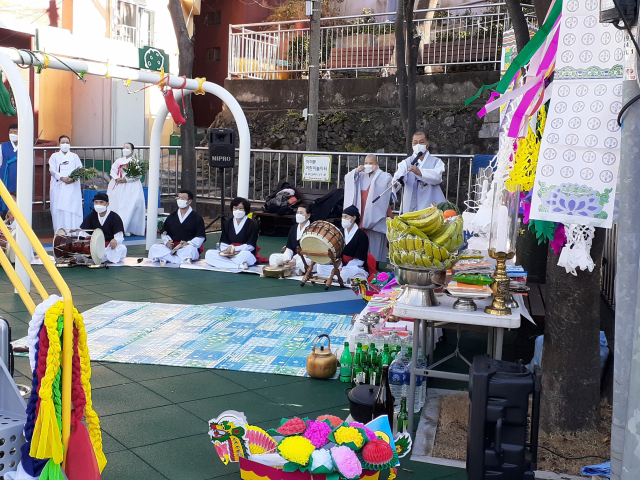 지난해 11월 부산 서구 아미동 놀이터에서 위령제를 지내고 있다. 독자 제공