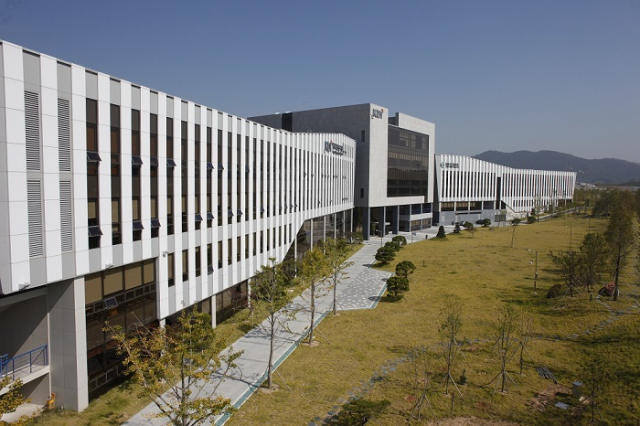 한국개발연구원(KDI)는 오는 17일 서울 포시즌스 호텔에서 ‘What's Next? KDI가 본 한국경제 미래 과제’라는 주제로 개원 50주년 기념 국제컨퍼런스를 개최한다고 9일 밝혔다. 사진은 세종시 국책연구단지에 위치한 KDI. 부산일보 DB