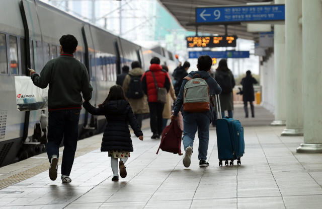 설 연휴 시작을 앞두고 코로나19 확산 방지를 위해 5인 이상 모임금지 방역 수칙이 유지되는 가운데 10일 서울역 승강장에서 시민들이 부산행 KTX 열차에 탑승하기 위해 이동하고 있다. 연합뉴스