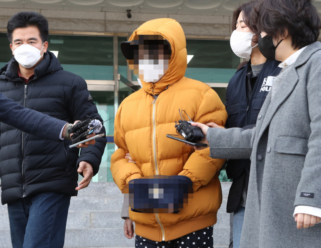 12일 오전 전북 전주시 덕진구 덕진경찰서에서 생후 2주된 아들을 때려 숨지게 한 부모가 말 없이 호송차로 이동하고 있다. 연합뉴스