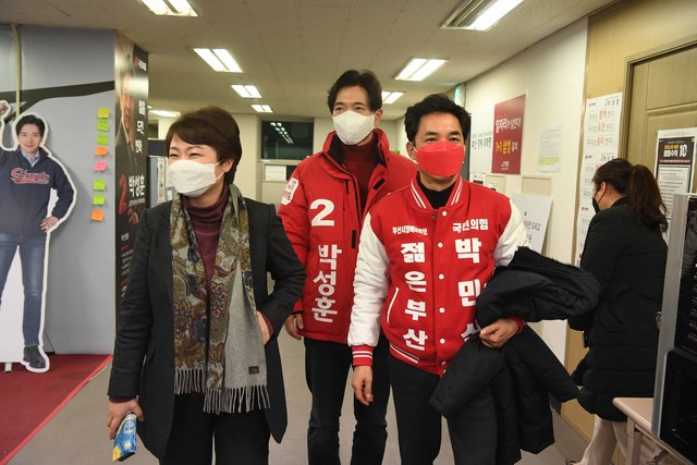 국민의힘 이언주, 박성훈, 박민식 예비후보가 회동을 하고 있다. 부산일보DB