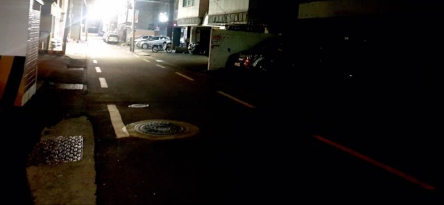 2년 간격으로 살인, 성폭행 등 강력 범죄가 잇따랐지만 여전히 어둡고 비상벨도 1개만 설치된 상태인 부산 대연동 원룸 밀집 거리 일대. 부산일보DB