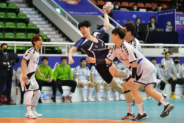 15일 2020-2021 SK핸드볼 코리아리그 남자부 챔피언결정전 2차전에서 두산 조태훈이 슛을 시도하고 있다. 대한핸드볼협회 제공