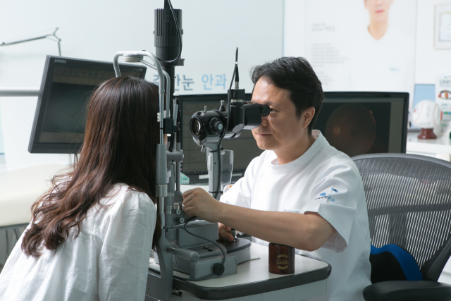 당뇨병은 혈관에 크고 작은 합병증을 일으키는데, 안과 영역에서는 당뇨망막병증과 당뇨병성 백내장을 유발한다. 구남균 원장이 검진을 하고 있다. 작은 사진은 당뇨합병증으로 인한 망막 출혈 모습. 소중한눈안과 제공