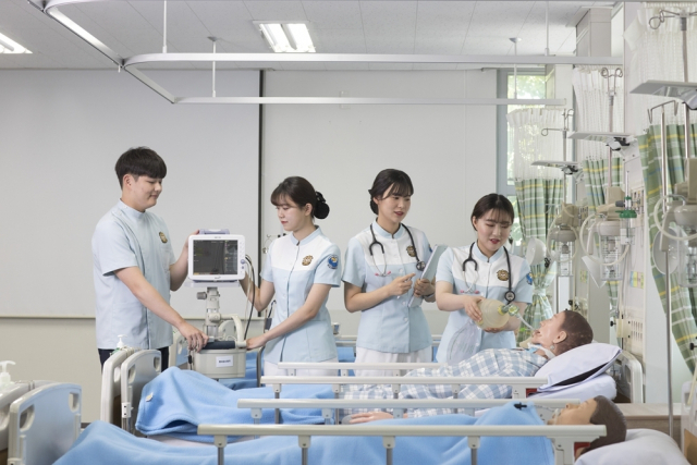 경남정보대 간호학과 학생들. 경남정보대 제공