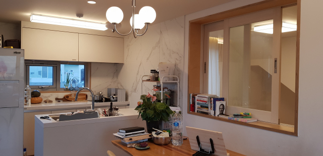 아이들의 움직임을 볼 수 있게 주방이 거실을 마주 보고 설거지할 수 있게 돼 있다. 또 안방과 거실 사이에 커다란 창문도 있다. 모두 아이들과 소통하고픈 부모의 마음이 깃들어 있다. 정달식 선임기자