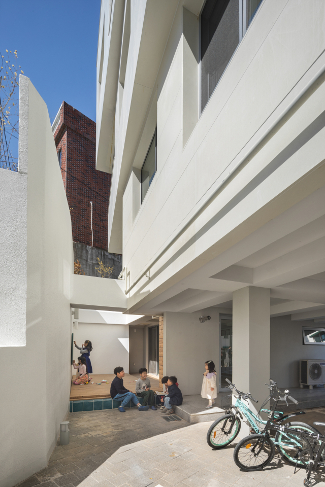 모여가 주택 입구에서 바라본 모습. 건축사진가 윤준환 제공