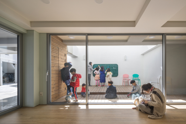 모여방은 어른들이 수영장에서 노는 아이들의 모습을 지켜보며 담소도 나눌 수 있는 공간이다. 모여방 옆 덱을 들어 올리면 칠판이 걸린 공간은 수영장으로 변모한다. 건축사진가 윤준환 제공