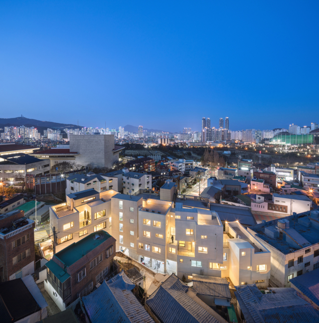 모여가 주택 야경 모습. 건축사진가 윤준환 제공