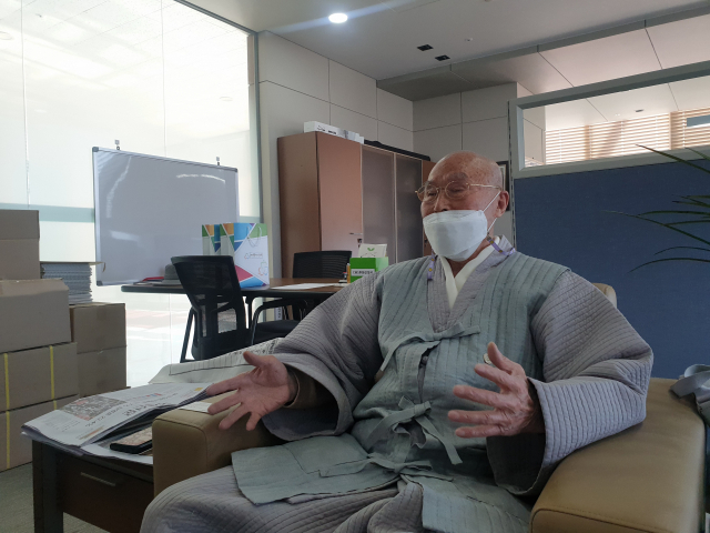 15일 부산 해운대구 우동에 위치한 국민행동실천운동본부 사무실에서 만난 정각 스님. 박혜랑 기자 rang@