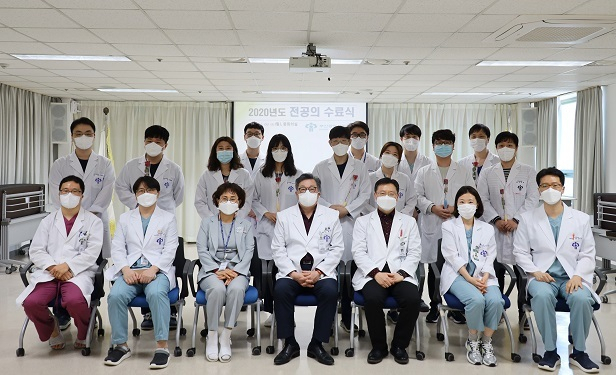 부산의료원 전공의 수료식.