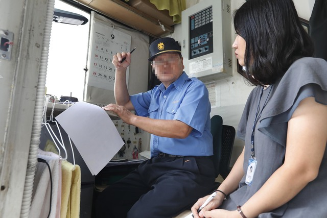 근로환경 설명하는 아파트 경비원. 부산일보DB