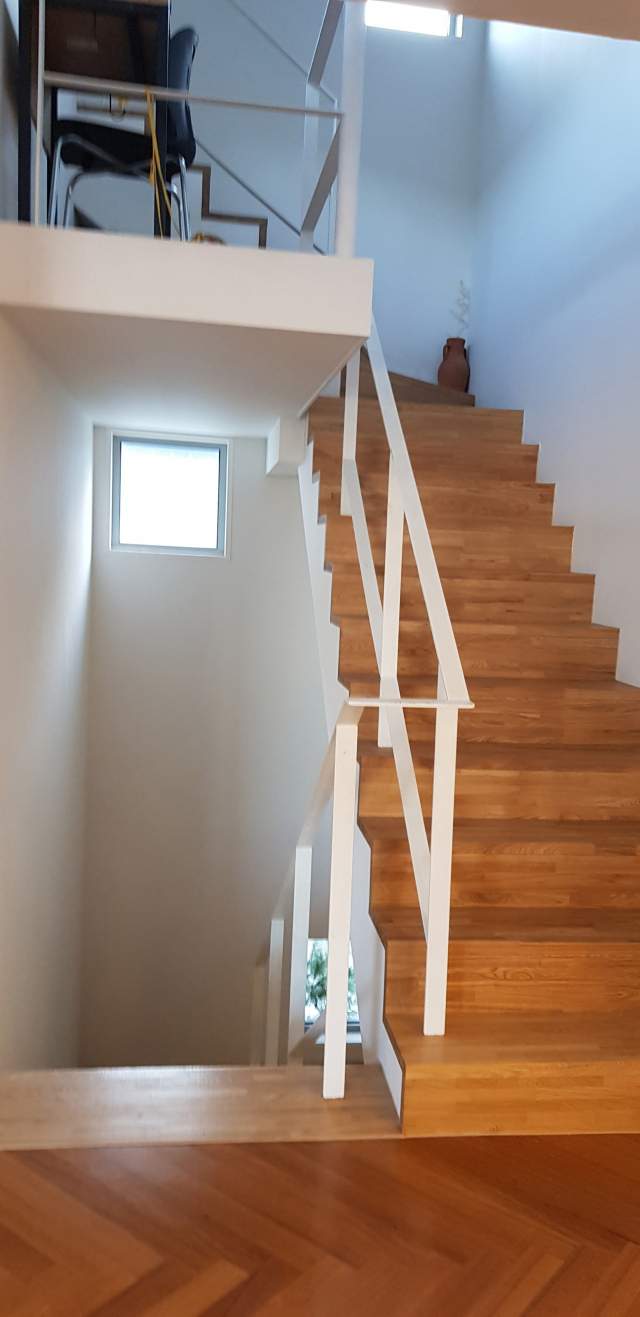 모여가 주택 103호 2층에서 옥상으로 가는 계단 위에는 ‘알파룸’이라고 지칭하는 아이들만의 특별한 공간이 눈에 띈다. 정달식 선임기자